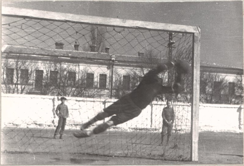 Спорт в блокадном ленинграде. Футбольный матч 1942 в Ленинграде. Блокадный матч 1942 в Ленинграде. Футбольный матч в блокадном Ленинграде 1942. Блокада Ленинграда футбольный матч.